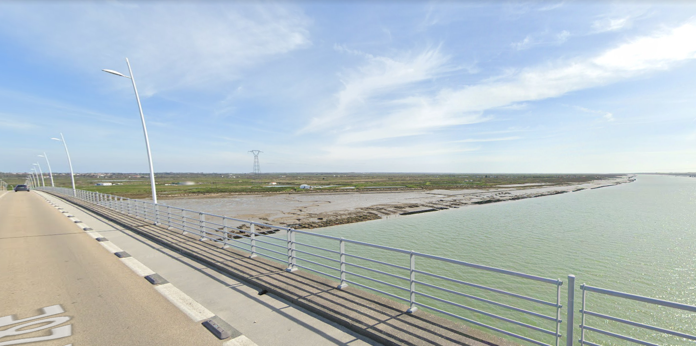 Moins haut que le pont de Saint Nazaire, mieux aménagé. Bon.